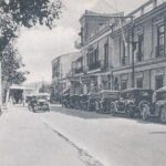 Vehículos estacionados enfrente de la fachada del Banco Occidenta, en la década de 1920. Ese predio corresponde en la actualidad al edificio BINAES.