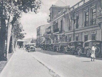 Vehículos estacionados enfrente de la fachada del Banco Occidenta, en la década de 1920. Ese predio corresponde en la actualidad al edificio BINAES.