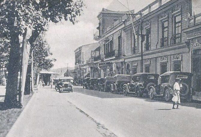 Vehículos estacionados enfrente de la fachada del Banco Occidenta, en la década de 1920. Ese predio corresponde en la actualidad al edificio BINAES.